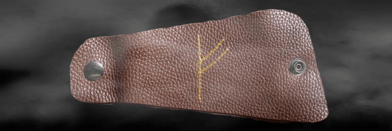 Fehu rune pada kulit sebagai azimat nasib baik